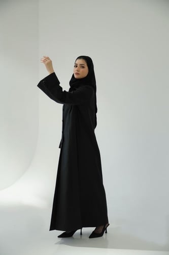 عباية بليزر أسود رسمي بياقة وأكمام عريضة وجيوب أما...