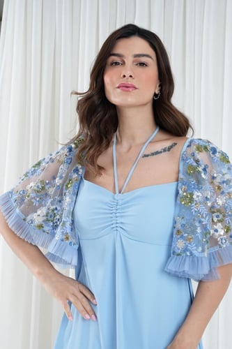 فستان كريب بأكمام من التل المطرز بالورد مكشوف الصد...