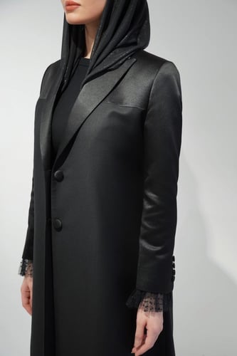 عباية بليزر أسود لامع ومطفي بأكمام من التل المنقط