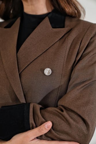 عباية بليزر شتوية جملي وأسود شمواه مع أزارير فضية