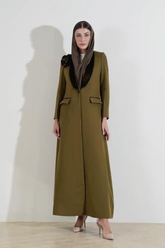عباية بليزر كريب زيتوني بياقة وبروش من خامة المخمل...