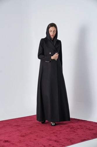عباية كوت فاخر أسود بخطوط طولية وأزارير معدنية فضي...