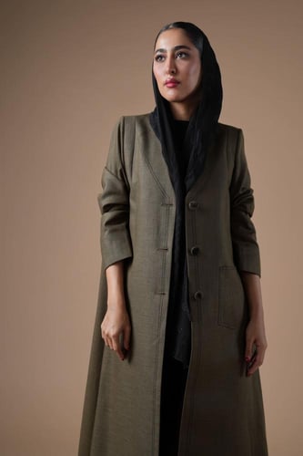 عباية بليزر لينن هندي مطرز بالأسود بجيب أمامي