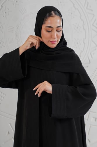 عباية كريب بتطريز طولي على الصدر والأكمام