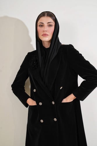 عباية بليزر من المخمل شمواه بأزارير تويد وبروش ورد...