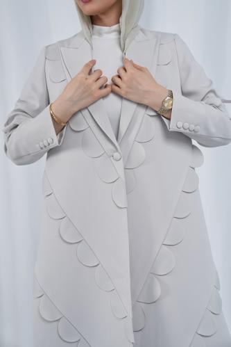 عباية بليزر كريب فاخر بقصات مميزة - بيج/رمادي فاتح