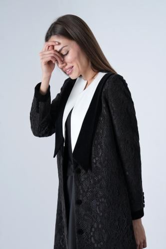 عباية بليزر من الدانتيل الشتوي وتطعيمات من الجوخ.