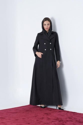 عباية كوت فاخر أسود بخطوط طولية وأزارير معدنية فضي...