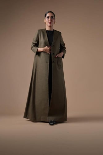 عباية بليزر لينن هندي مطرز بالأسود بجيب أمامي