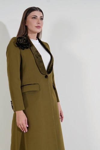 عباية بليزر كريب زيتوني بياقة وبروش من خامة المخمل...