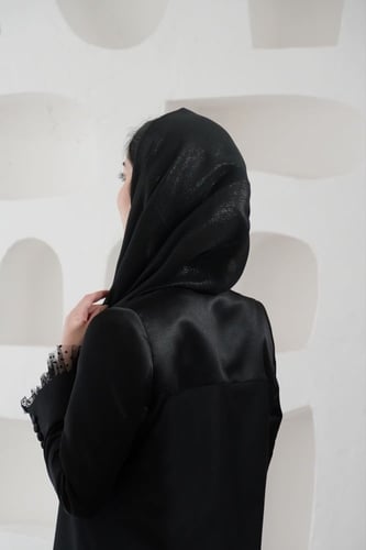 عباية بليزر أسود لامع ومطفي بأكمام من التل المنقط