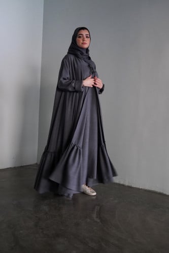 عباية كريب قطن برباط على الصدر مع فستان بدون أكمام