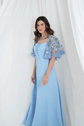 فستان كريب بأكمام من التل المطرز بالورد مكشوف الصد...