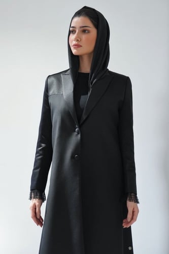 عباية بليزر أسود لامع ومطفي بأكمام من التل المنقط