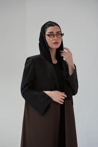 عباية بليزر لونين أسود وبني مخطط بأكمام قابلة للفت...