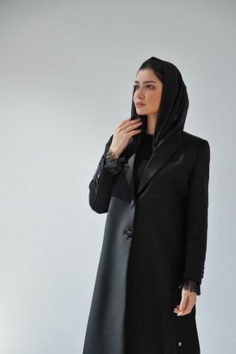 عباية بليزر أسود لامع ومطفي بأكمام من التل المنقط