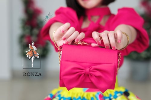 تنورة وبلوزة وهج الفوشي