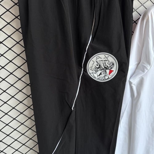 طقم تدريب شتوي اياكس 2025-2026 ضد الماء ابيض