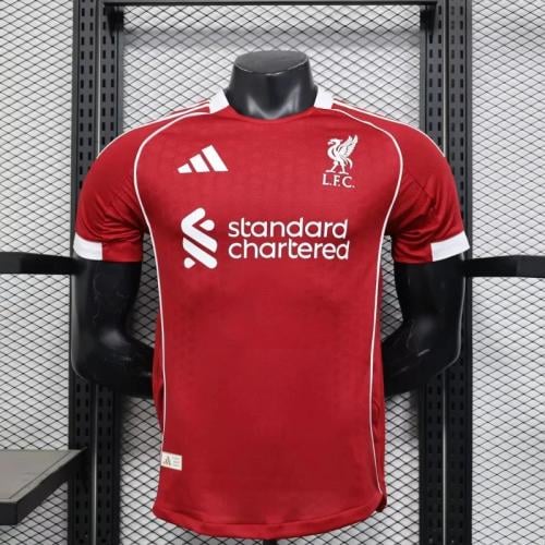 طقم ليفربول الاساسي 2025-2026