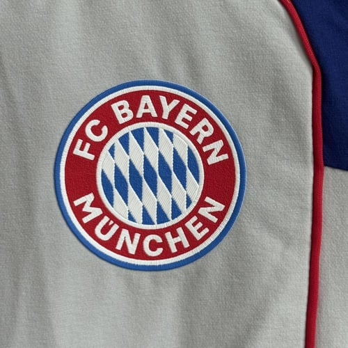 طقم تدريب شتوي بايرن ميونخ 2025-2026 ضد الماء ابيض