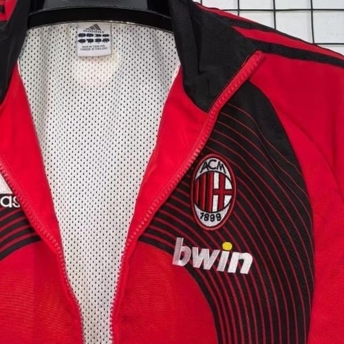 جاكيت نادي ميلان 2025-2026 احمر