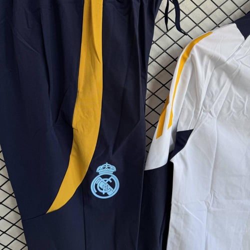 طقم تدريب شتوي ريال مدريد 2025-2026 ضد الماء ابيض