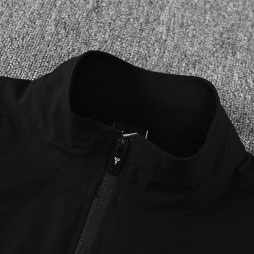 طقم تدريب شتوي برشلونة 2025-2026 ضد الماء اسود