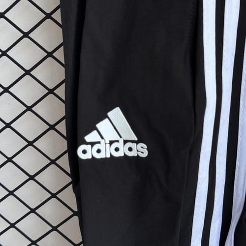 طقم تدريب شتوي يوفنتوس 2025-2026 ضد الماء ابيض