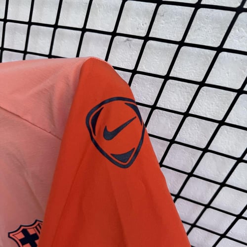 طقم تدريب شتوي برشلونة 2025-2026 ضد الماء برتقالي