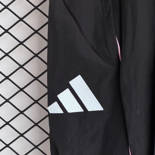 طقم تدريب شتوي يوفنتوس 2025-2026 ضد الماء اسود