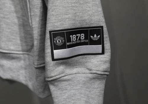 طقم بلوفر مانشستر يونايتد 2025-2026 رمادي