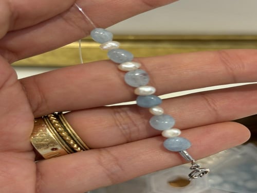 خرز من حجر الاكواماريين و اللؤلؤ الزراعي وملحقات