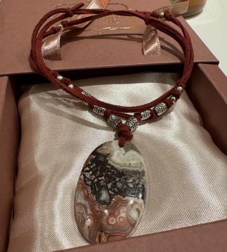 ‎ من الجلد و حجر العقيق وحبات من الفضة عيار 925