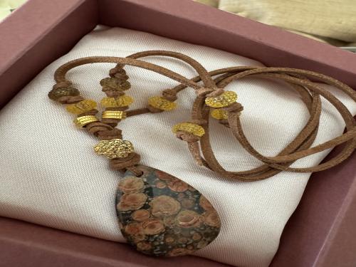 ‎ تعليقة من الجلد و حجر العقيق