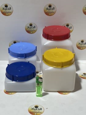 علبة برطمان للمعاميل ملونة مربعة بغطاء سنة دائري