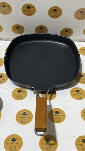 مقلاة بطبقة غير لاصقة مع مقبض خشب قابل للطي