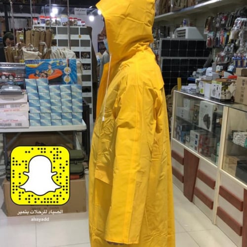 جاكيت واقي مطر عريض مع مخابي وقبع