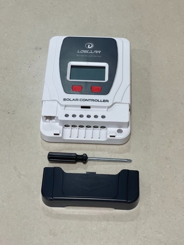 منظم لوح طاقة شمسية مع شاشة الكترونية متوفر بعدة م...