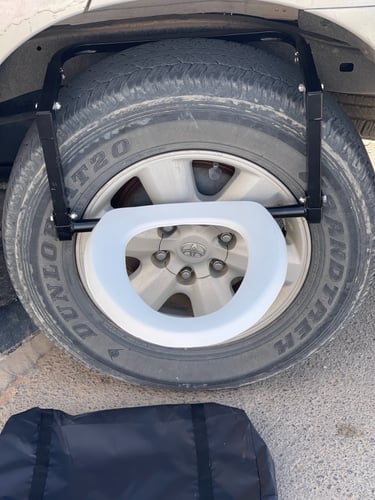 كرسي حمام متنقل للرحلات يثبت على الكفر وقابل للصفط...