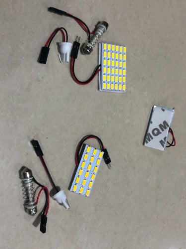 لمبة ليد تركب في سقف السيارة