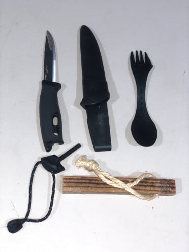 سكين سويدية مع نشارة خشب وقداح وملعقة