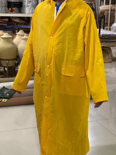 جاكيت واقي مطر عريض مع مخابي وقبع