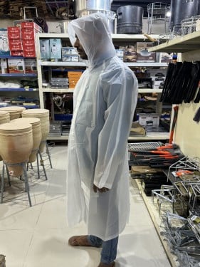 جاكيت مطر شفاف مع قبع وجراب
