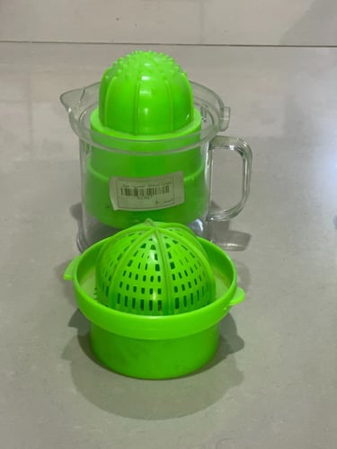 كوب بلاستيكي شفاف مع عصارة حمضيات يدوية