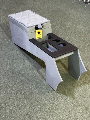 تكاية سيارة فورد ونيت طويلة مع كوبين وأدراج