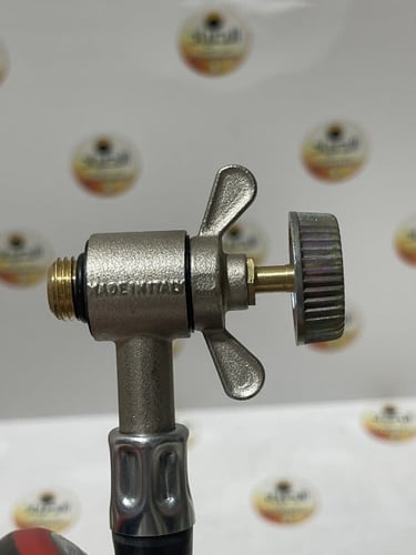 حامل الدبة البرتقالية و لي تعبئة دبات الزرقاء من د...