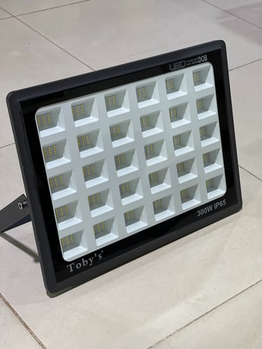 كشاف وكبس اضاءة ليد تعمل على الكهرباء 220 فولت