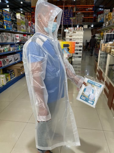 جاكيت وواقي مطر شفاف مع قبع رأس