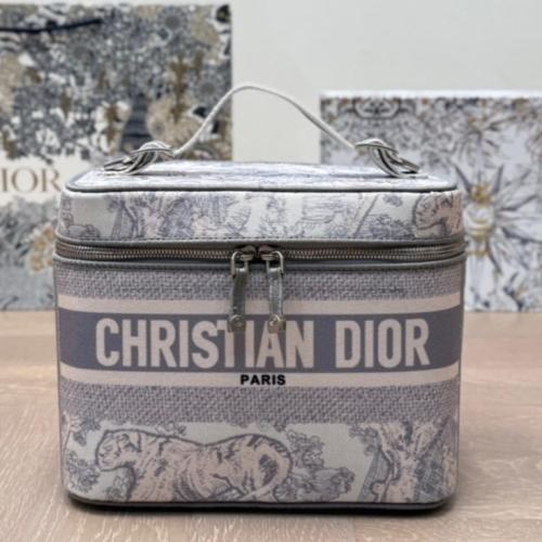 ديور ترافل" رمادي (Small DiorTravel Vanity Case)