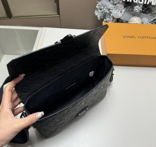 شنطة لويس فيتون رجالي ( اسود)